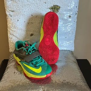 NIKE KD 6” SIZE 4. GENTLY WORN. UNISEX